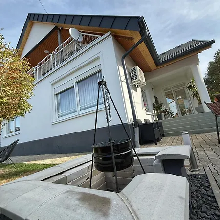 Marta Vendeghaz Ferienhaus Gyenesdiás
